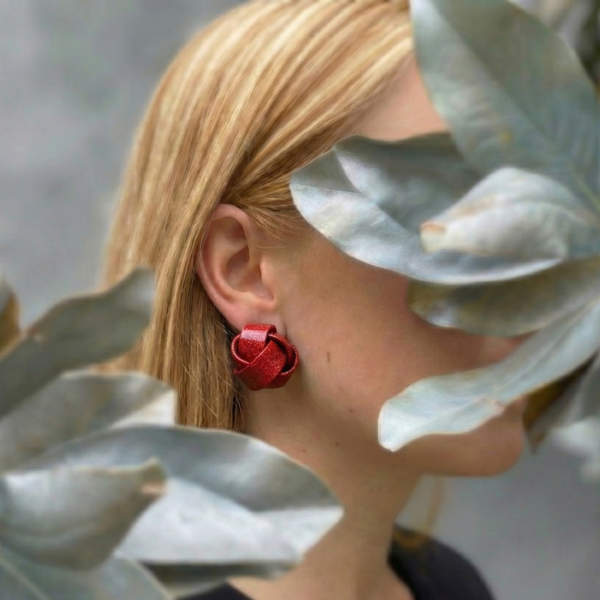 Modelo con pendientes MINI KOMBU rojos de la colección MARESIA de Rebs Design Lab.